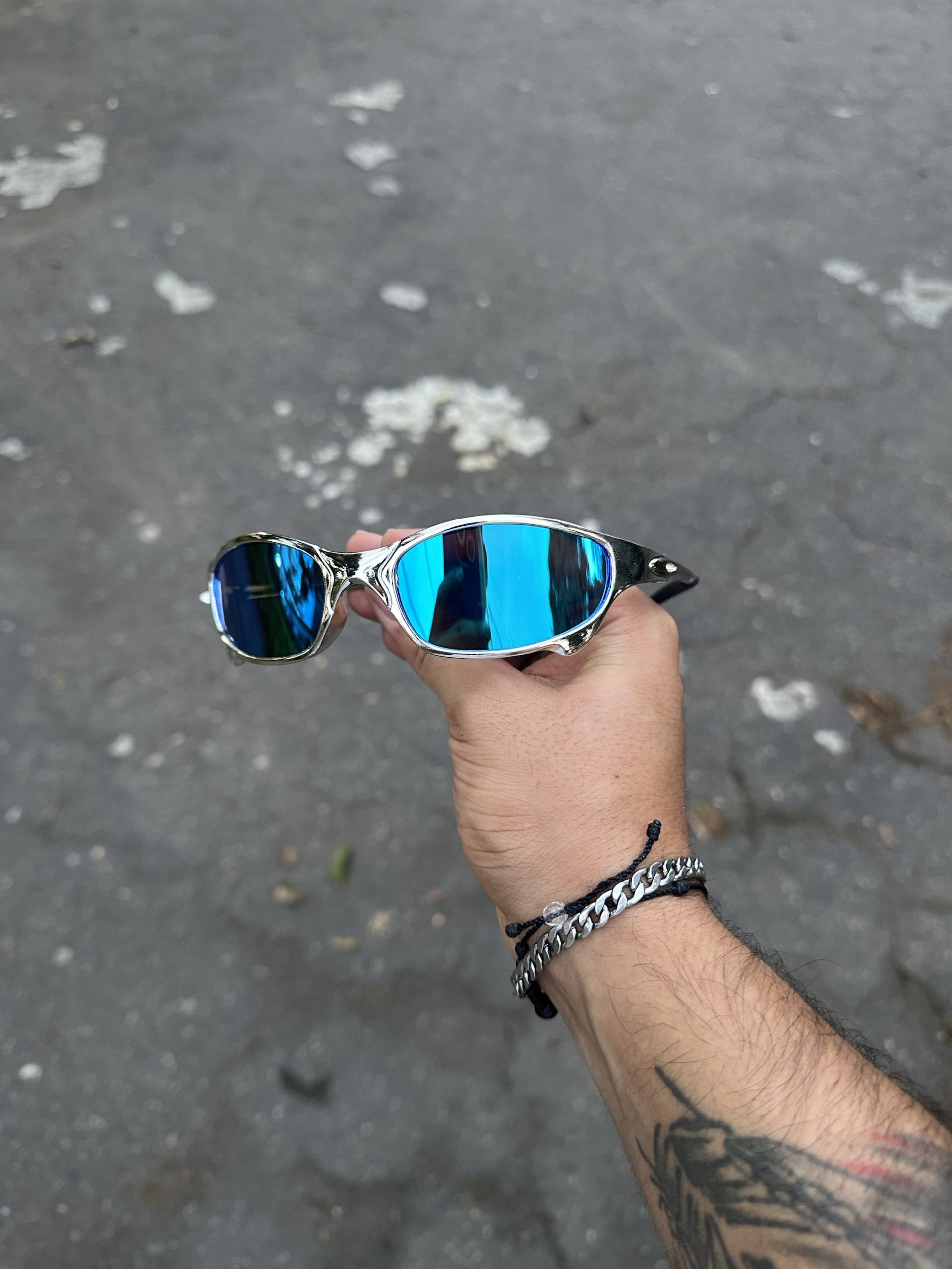 2. JULIETH OAKLEY BLUE SHARD